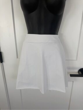 KAYODEN LADIES WHITE GOLF SKORT - pockets-and back pleats  sz MEDIUM